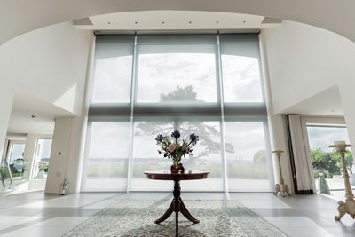 Системы рулонных штор, SG 4880, Multiscreen 1-10%, Room shot "Harbourside Park", Poole, Dorset, United Kingdom