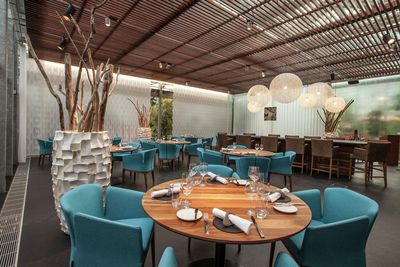 Vertikal-Lamellen, SG 2960, Multi Visio, Room shot "Oona the Restaurant", Frutigen, Switzerland, Vertical Waves